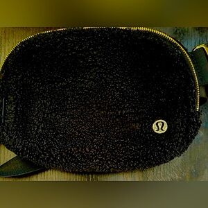 Lululemon - Gold/Black Fleece Everywhere Belt Bag - 1L